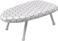 Cette planche de table reunit un support pour le fer et des appuis antiderapants