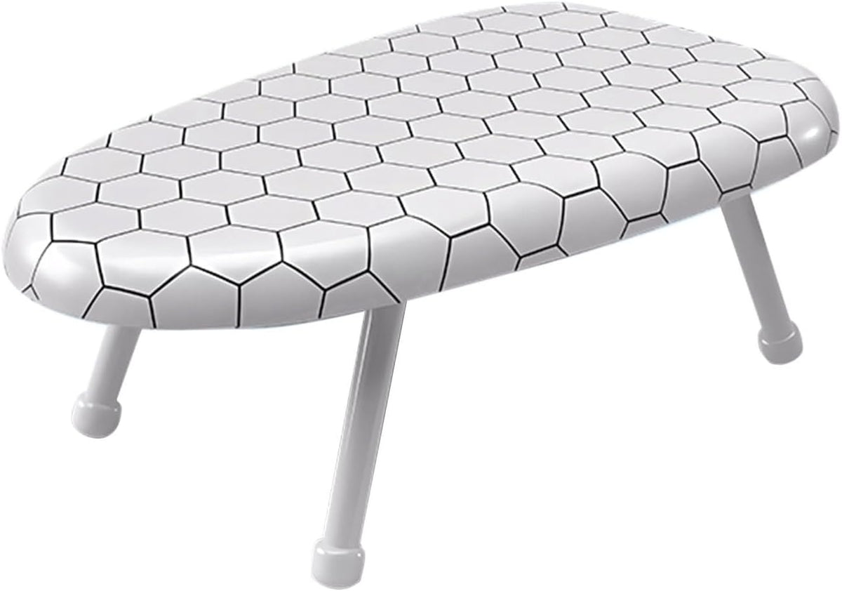 Cette planche de table reunit un support pour le fer et des appuis antiderapants
