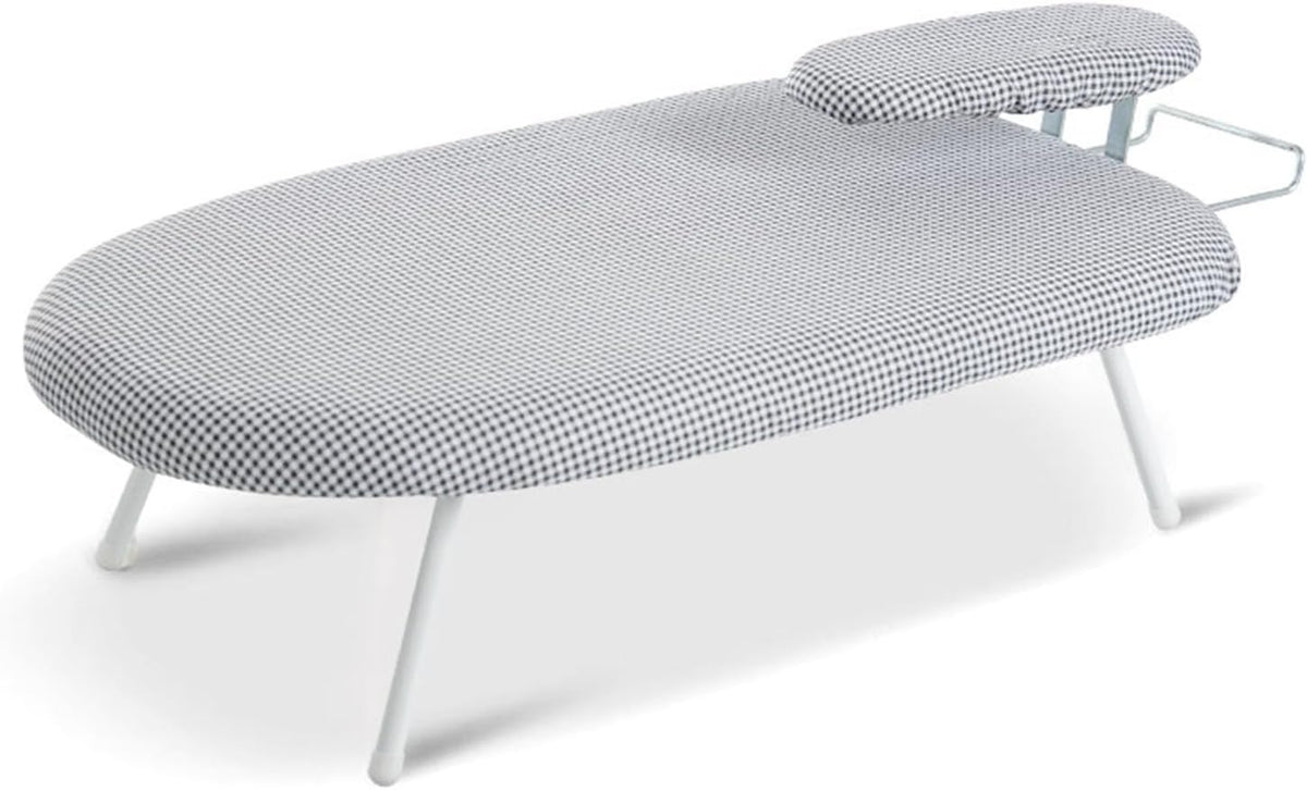 La planche de table associe des appuis antiderapants a une structure pliante